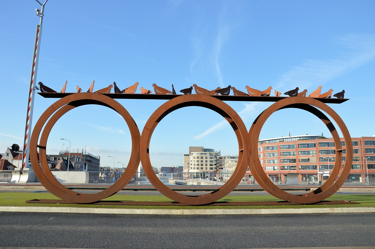 Moderne Ringen-Skulptur mit Vögeln in Alkmaar