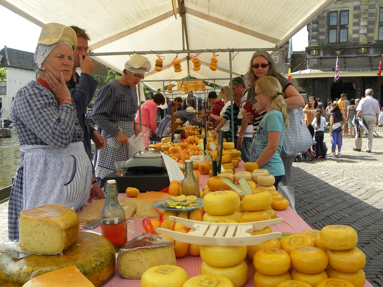 Käsestand mit traditionell gekleideten Verkäuferinnen in Alkmaar